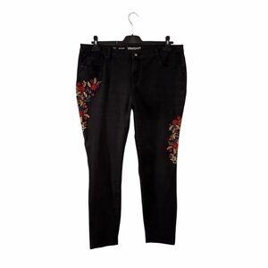 ⭐️ Westport ($95) Embroidered Black Skinny Jeans - Waist 20